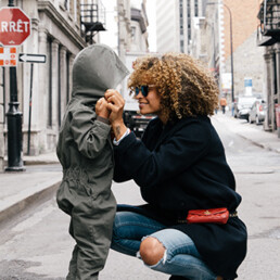 anti-intrusion mom daughter arret sign - unsplash@0,25x